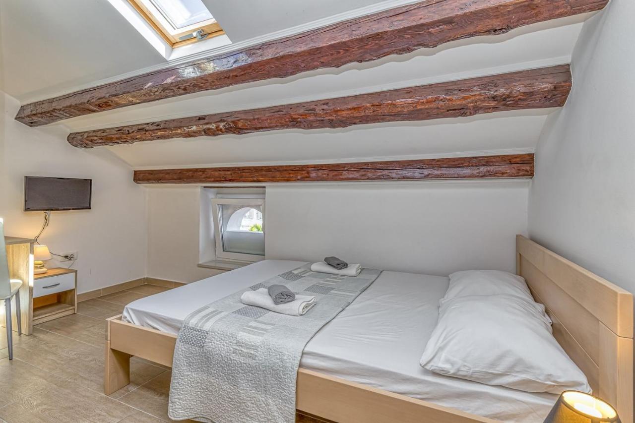 Rooms Vitoria On Joakim Square Porec Exterior photo