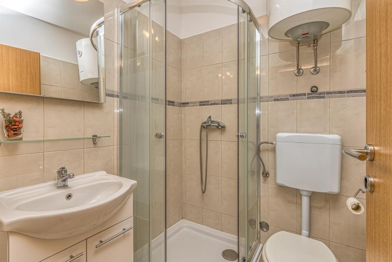 Rooms Vitoria On Joakim Square Porec Exterior photo